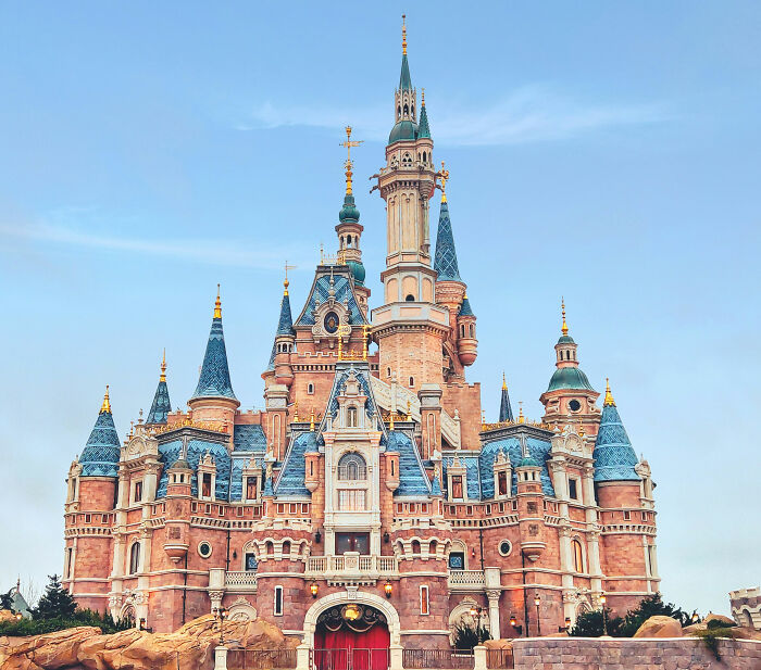 "I'm Confused": Meghan Markle's Disneyland Pics Raise Suspicion After Fans Notice Glaring Contradictions "I'm Confused": Meghan Markle's Disneyland Pics Raise Suspicion After Fans Notice Glaring Contradictions