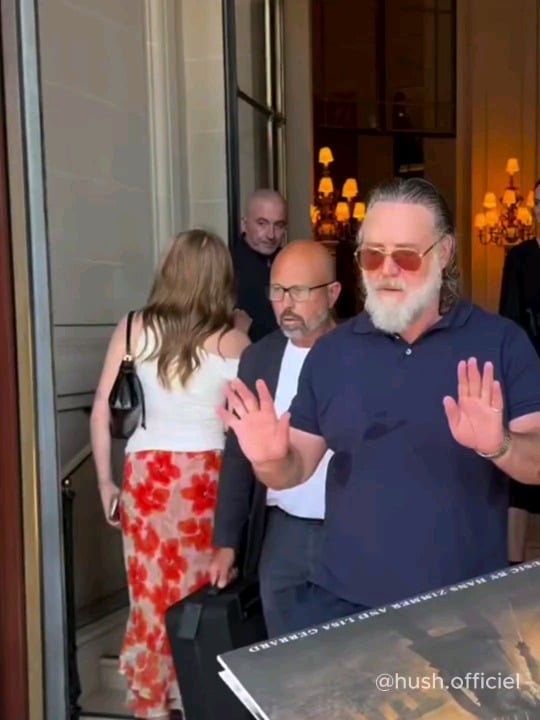 Russell Crowe shuts down autograph mob in Paris with one warning