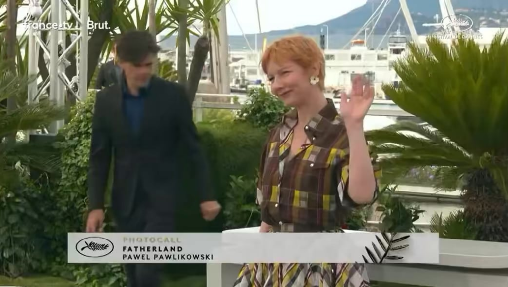 Sandra Hüller gets photographers to quiet down and stop yelling at her during the ‘Fatherland’ photocall in Cannes
