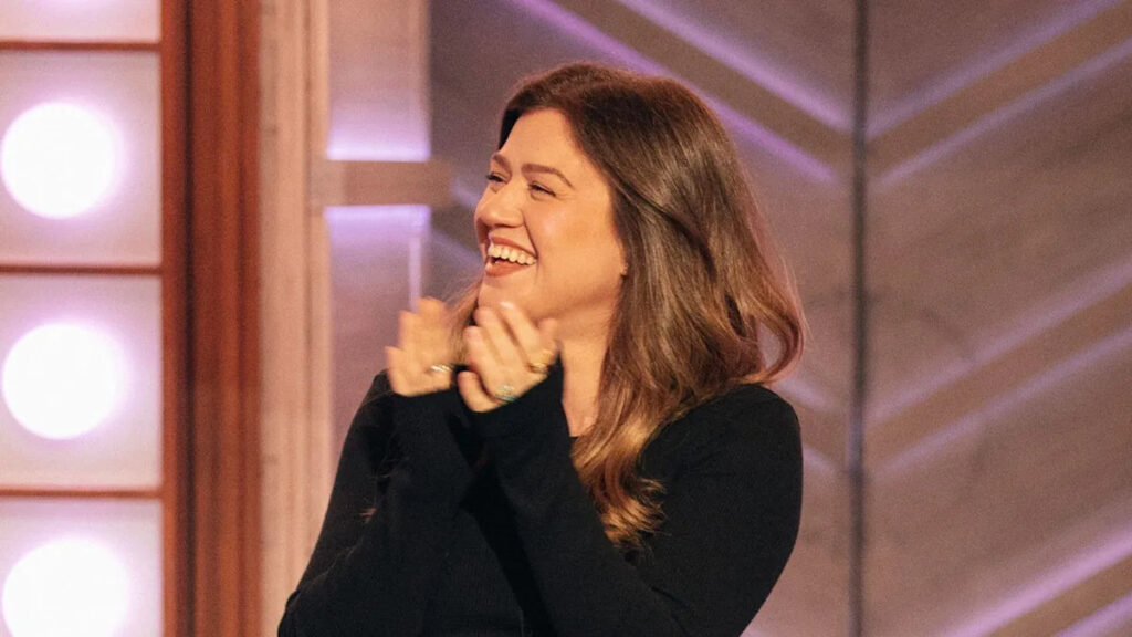 Kelly Clarkson does a 180 after NBC return confirmed: ‘She’s baaaaack’ Yahoo entertainment home