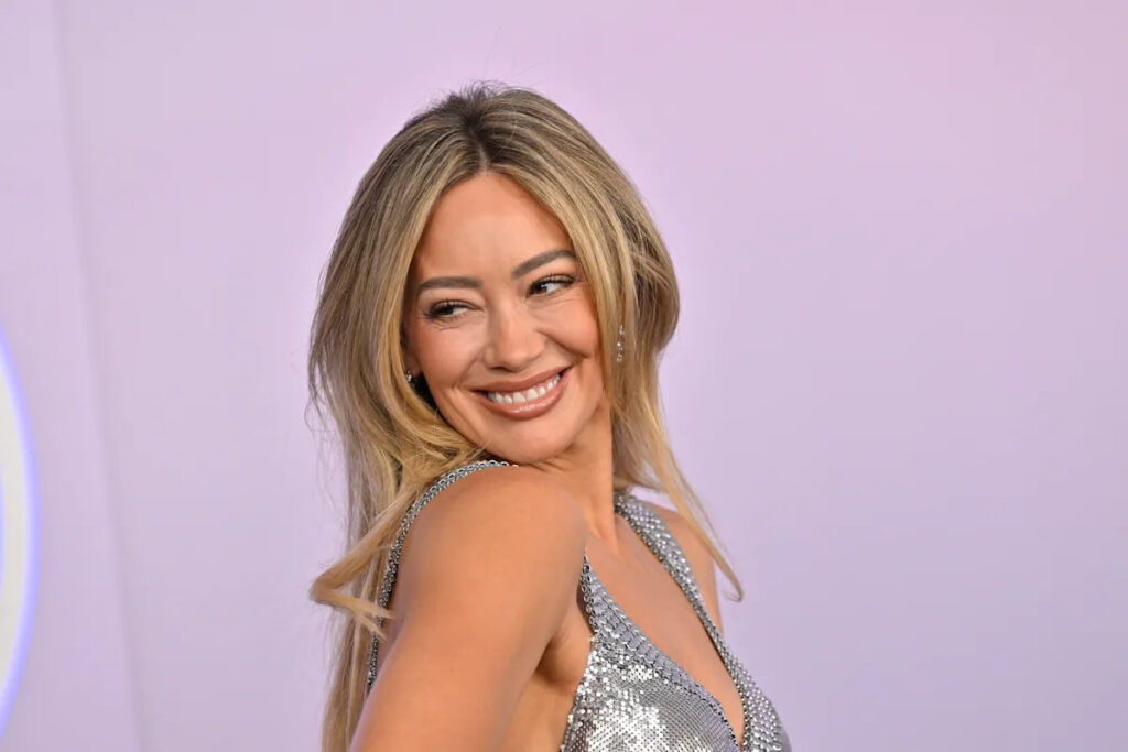 2026 AMAs live updates: Queen Latifah wears fur (yes, it’s 94 degrees in Vegas), Hilary Duff gives off disco ball glam and more red carpet arrivals