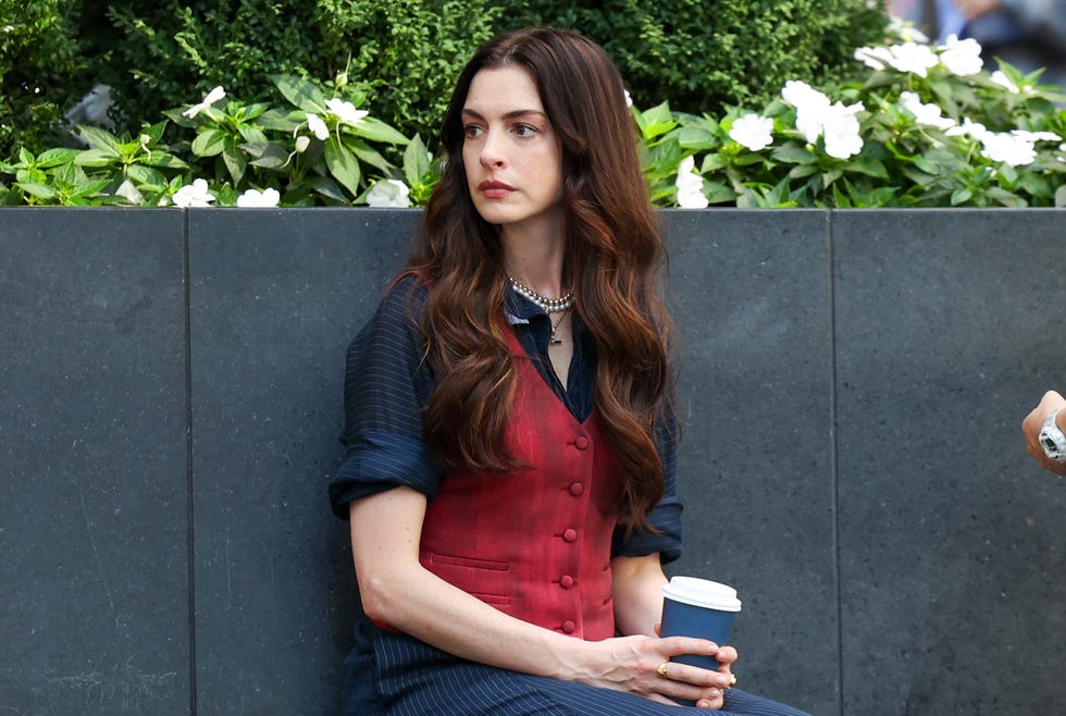 anne hathaway red hair devil wears prada