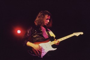 British guitarist and songwriter Ritchie Blackmore, wearing a black shirt, playing a Fender Stratocaster in sunburst, as his band, British rock band Deep Purple, performs live, 1972. (Photo by David Warner Ellis/Redferns/Hulton Archive/Getty Images)