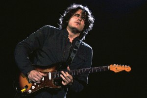 IRVINE, CA - SEPTEMBER 27:  Musician John Mayer performs at the Verizon Wireless Amphitheater on September 27, 2006 in Irvine, California.  (Photo by Amanda Edwards/Getty Images)