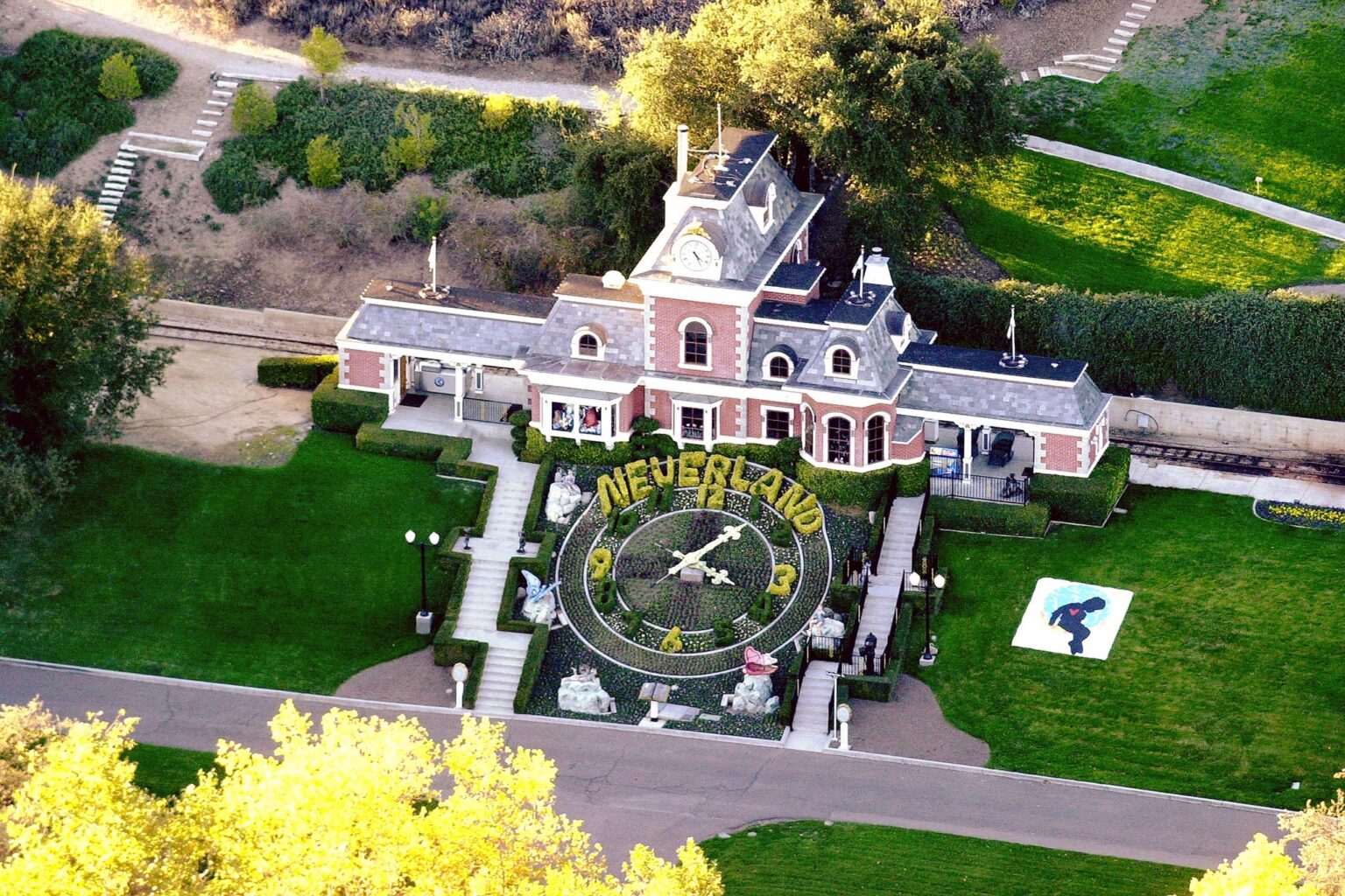 The new Michael Jackson biopic reportedly cut all Neverland Ranch scenes after a decades-old legal agreement made the original version “essentially unreleasable”