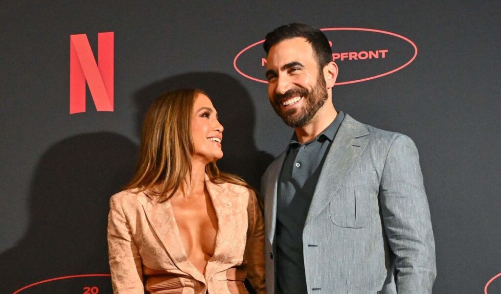 Brett Goldstein used his fame to meet-cute Jennifer Lopez Brett Goldstein used his fame to meet-cute Jennifer Lopez