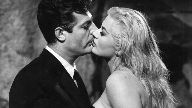 Marcello and Sylvia kissing in the Trevi Fountain in Rome in 