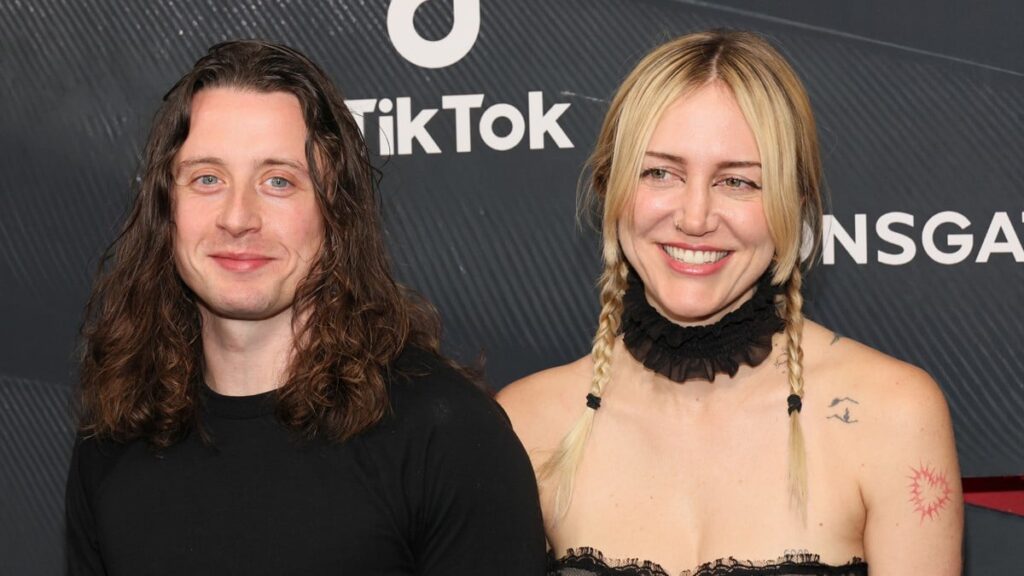 Rory Culkin & Girlfriend Kate Arizmendi Welcome First Child! – Just Jared – Celebrity News and Gossip Rory Culkin & Girlfriend Kate Arizmendi Welcome First Child! - Just Jared - Celebrity News and Gossip