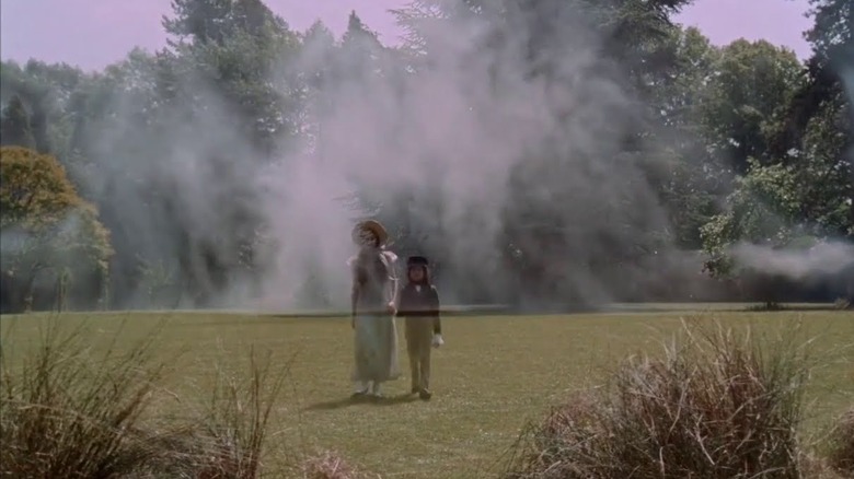 Rosalyn Landor as Sara and Marc Granger as Georgie, appearing as ghosts in the fog in The Amazing Mr. Blunden