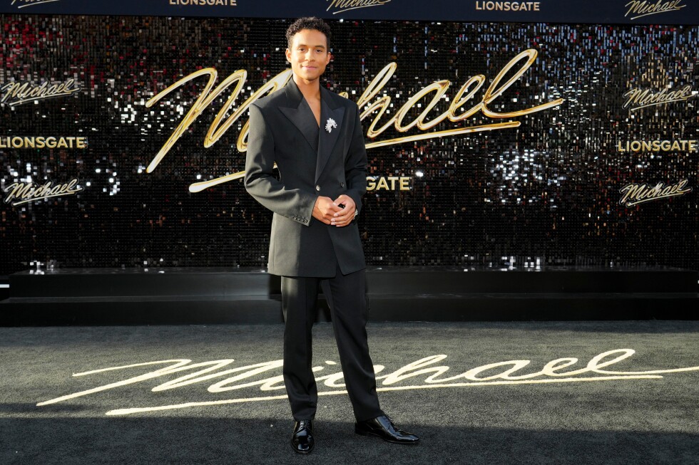 'Michael' dances back to 1st place at the box office
