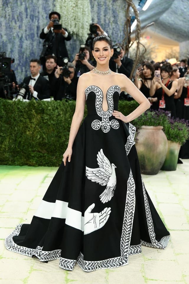 Anne Hathaway at the 2026 Met Gala (May 4, 2026)