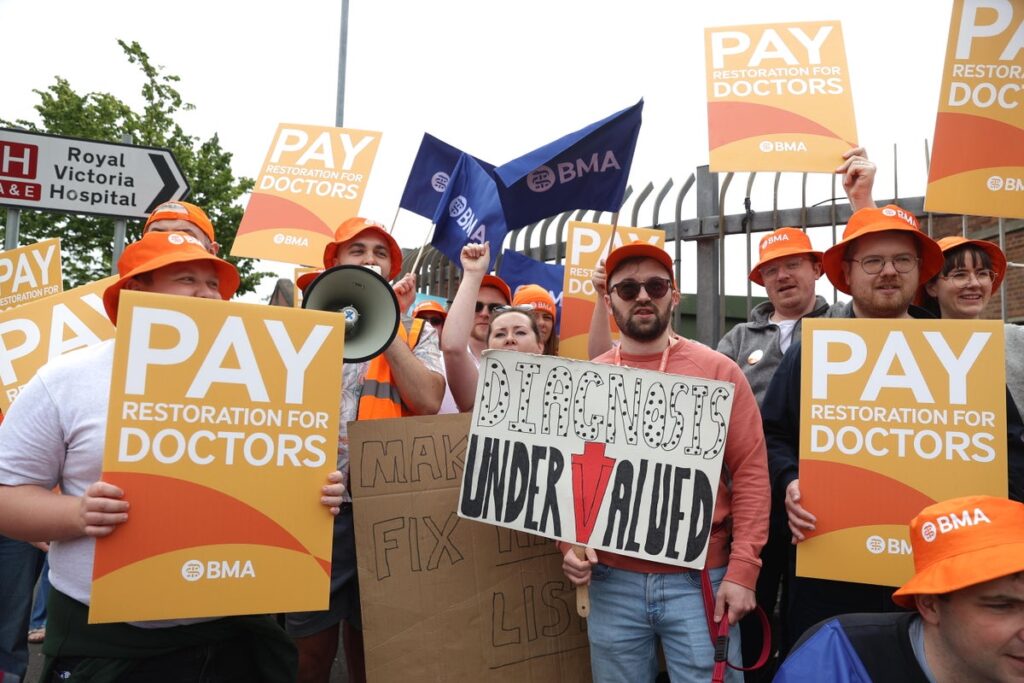 Junior doctors vote to accept pay deal and end years of strikes