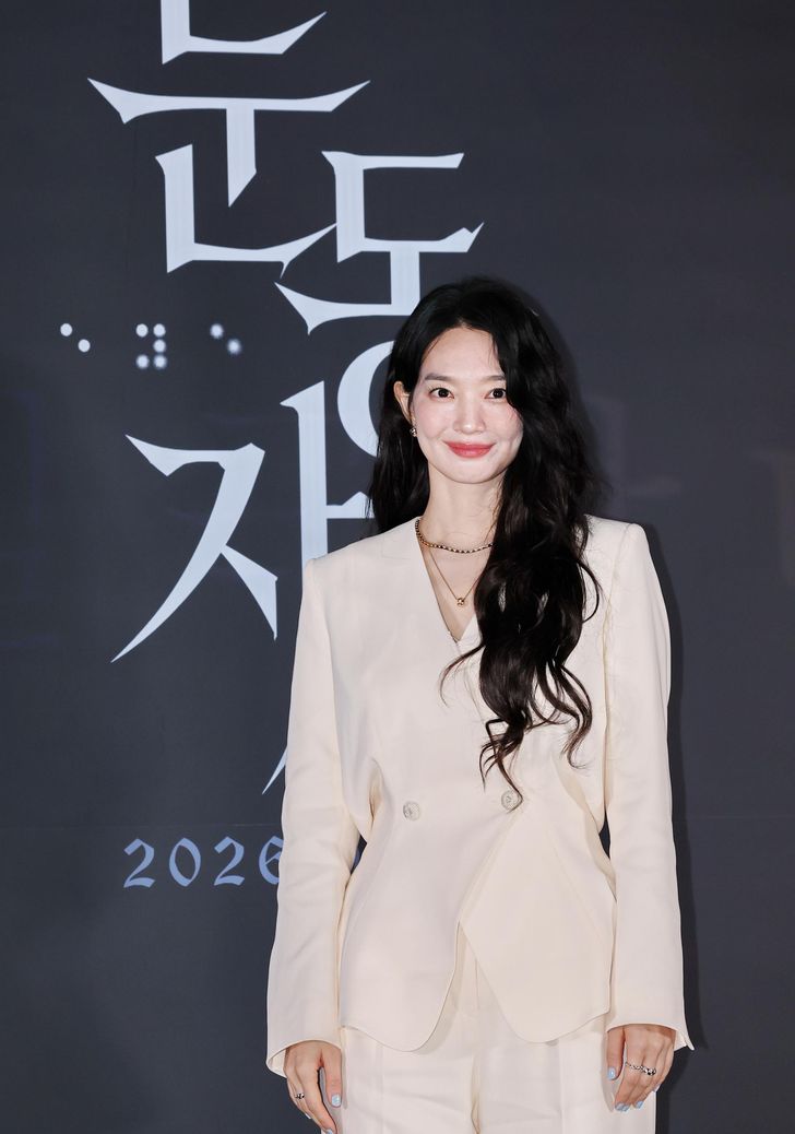 Actor Shin Min-a poses during a press conference in Seoul, June 15.  Yonhap