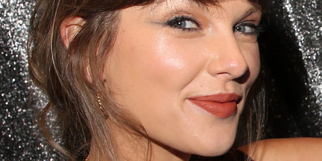 Taylor Swift’s Theater Look Features a Velvet Burgundy Ralph Lauren Tank Dress Taylor Swift’s Theater Look Features a Velvet Burgundy Ralph Lauren Tank Dress