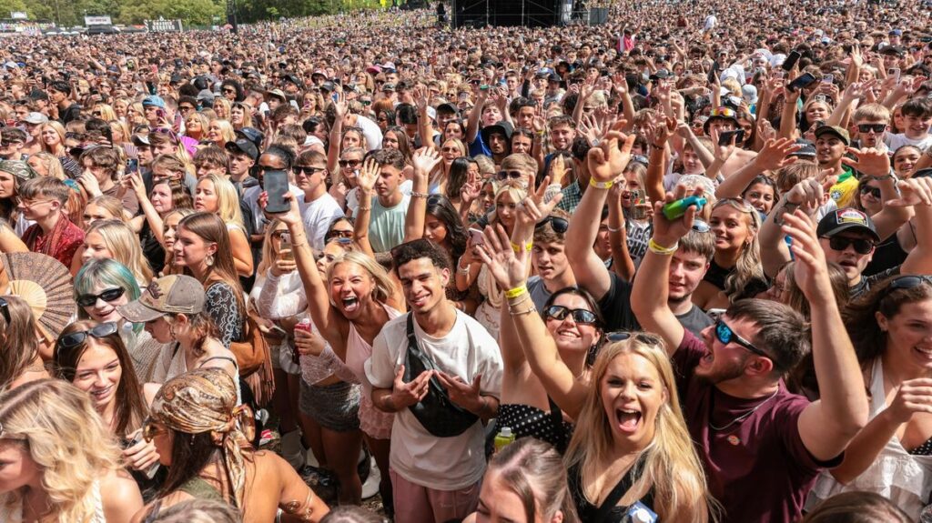 Parklife 2026 day one LIVE: Thousands of fans fill Heaton Park as huge music festival returns Manchester Evening News