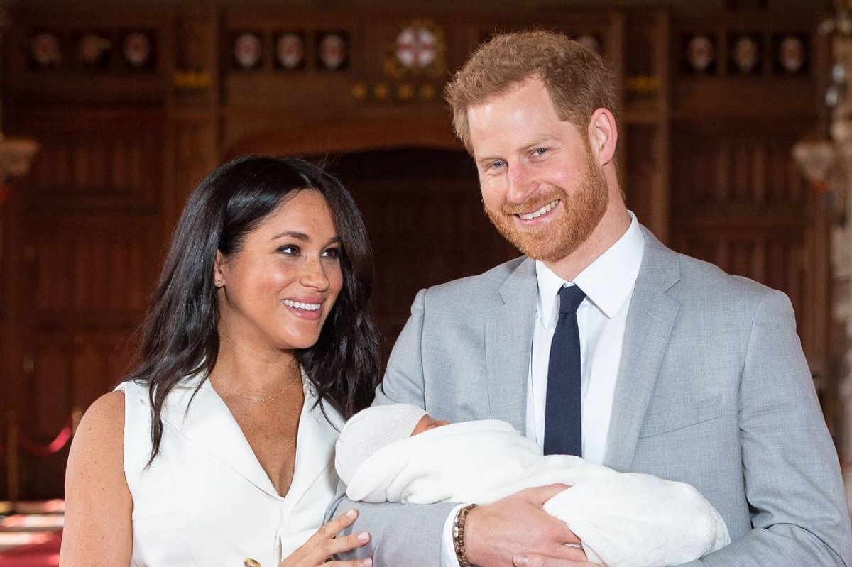 WINDSOR, ENGLAND - MAY 08: Prince Harry, Duke of Sussex and Meghan, Duchess of Sussex, pose with their newborn son Archie Harrison Mountbatten-Windsor during a photocall in St George's Hall at Windsor Castle on May 8, 2019 in Windsor, England. The Duchess of Sussex gave birth at 05:26 on Monday 06 May, 2019. (Photo by Dominic Lipinski - WPA Pool/Getty Images)