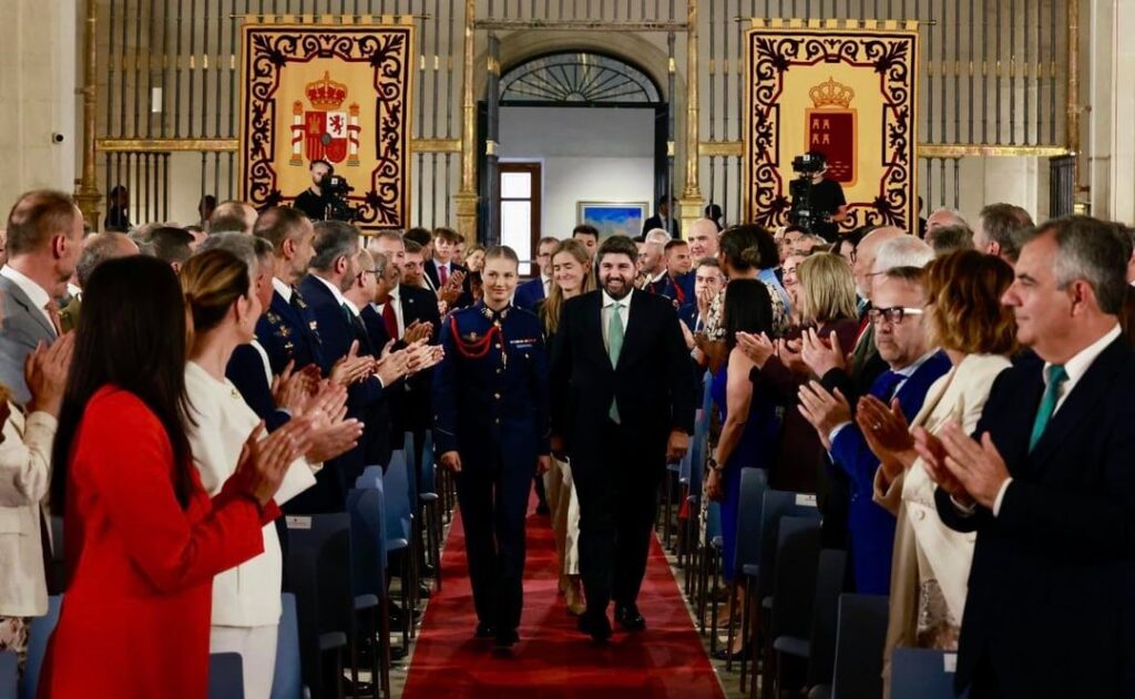 The Princess Leonor of Spain has received the Gold Medal of the Region of Murcia, the highest awarded given by the autonomous community, as a tribute for the completion of her military training.