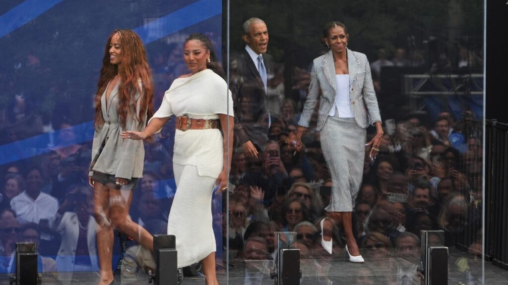 Obama Center’s opening draws former presidents, music legends and A-list celebrities Obama Center's opening draws former presidents, music legends and A-list celebrities
