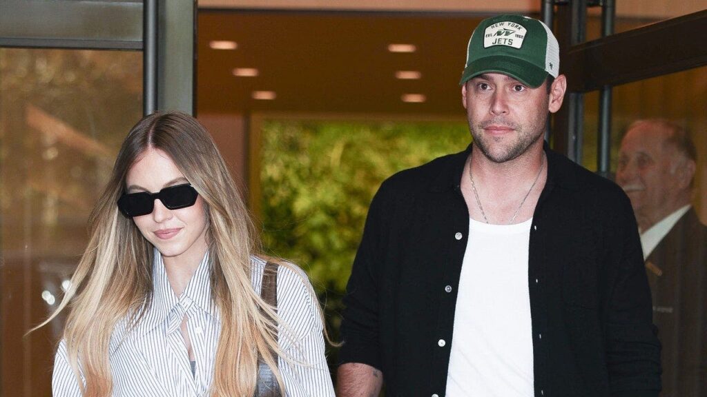 Scooter Braun, Sydney Sweeney bike to Times Square on late-night date Scooter Braun, Sydney Sweeney bike to Times Square on late-night date