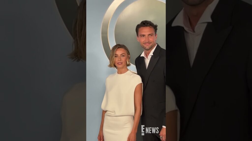 Queen of the bob.🤍 Julianne Hough has arrived at the #TonyAwards with Tyler Lain. Queen of the bob.🤍 Julianne Hough has arrived at the #TonyAwards with Tyler Lain.