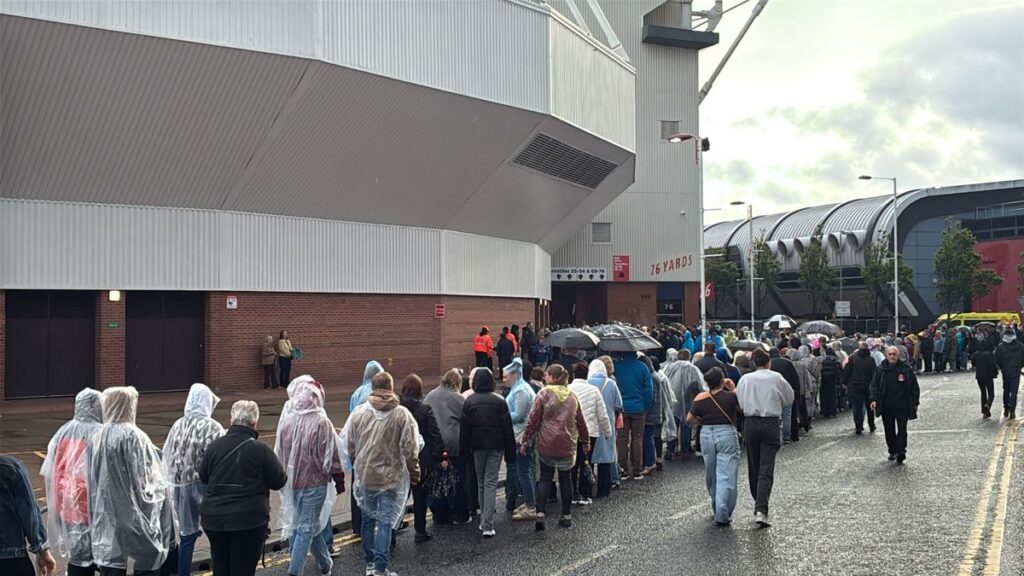 Furious Take That fans stuck in huge queues before Sunderland gig give up and go home Chronicle Live