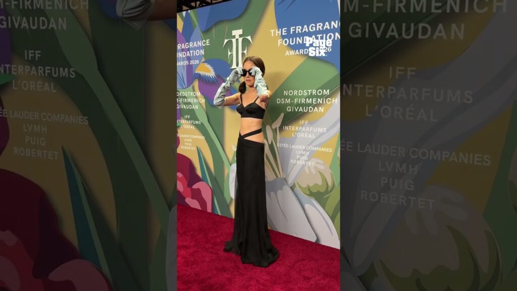 Vera Wang looking fabulous at The Fragrance Foundation red carpet 🖤 #shorts Vera Wang looking fabulous at The Fragrance Foundation red carpet 🖤 #shorts