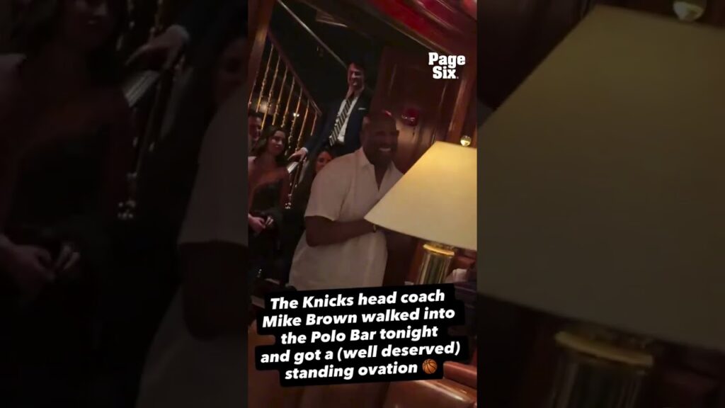 Knicks head coach Mike Brown got a standing ovation at the Polo Bar last night 😠#shorts Knicks head coach Mike Brown got a standing ovation at the Polo Bar last night 😠#shorts