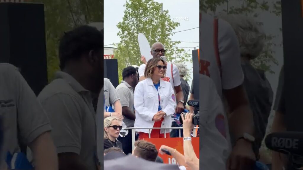 Mariska Hargitay and Tracy Morgan Sing ‘Empire State Of Mind’ On Jalen Brunson’s Parade Float Mariska Hargitay and Tracy Morgan Sing ‘Empire State Of Mind’ On Jalen Brunson’s Parade Float