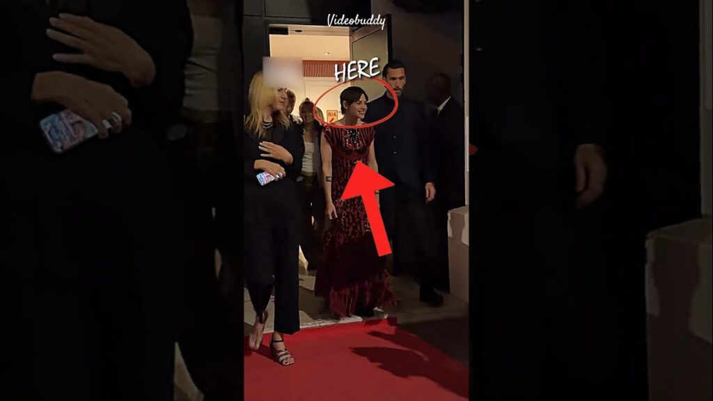 Kristen Stewart Good Vibe Arrives To The Red Carpet.