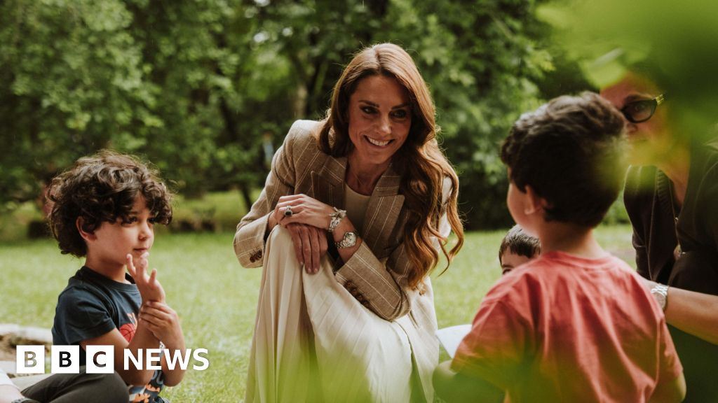 Kate reflects on Italy tour in essay, as new pictures released – BBC Kate reflects on Italy tour in essay, as new pictures released - BBC
