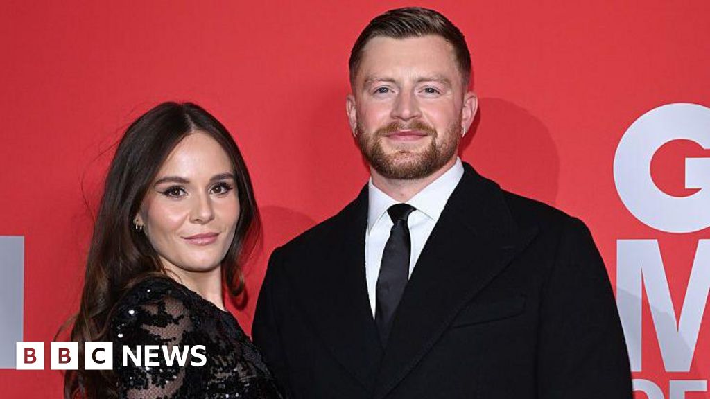 Holly Ramsay and Adam Peaty announce they are expecting first child – BBC Holly Ramsay and Adam Peaty announce they are expecting first child - BBC