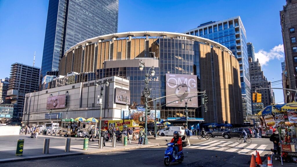 Man falls to his death during Goose concert at Madison Square Garden Man falls to his death during Goose concert at Madison Square Garden