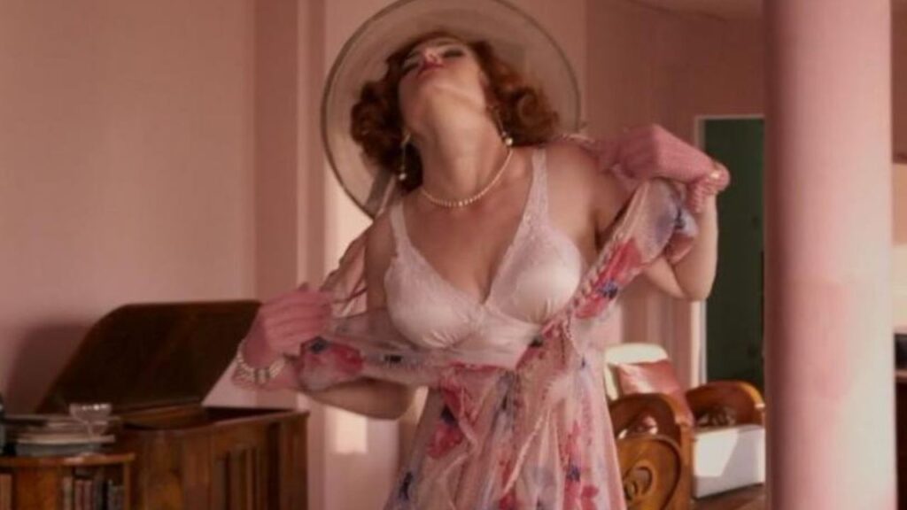Isla Fisher, 50, Shows off Her Stunning Figure in New Photo's