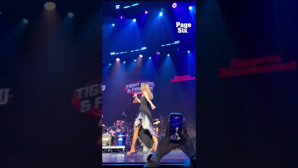 Taylor Swift & Lainey Wilson Surprise Fans with "Love Story" 🎤✨ #shorts