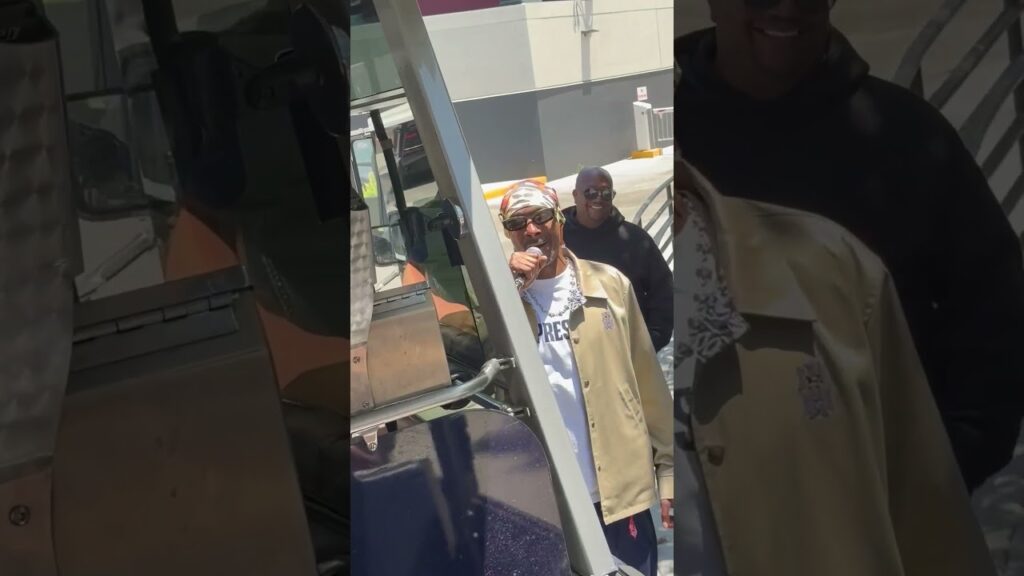 Snoop Dogg surprises bus of fans while taking over Universal Studios tour Snoop Dogg surprises bus of fans while taking over Universal Studios tour