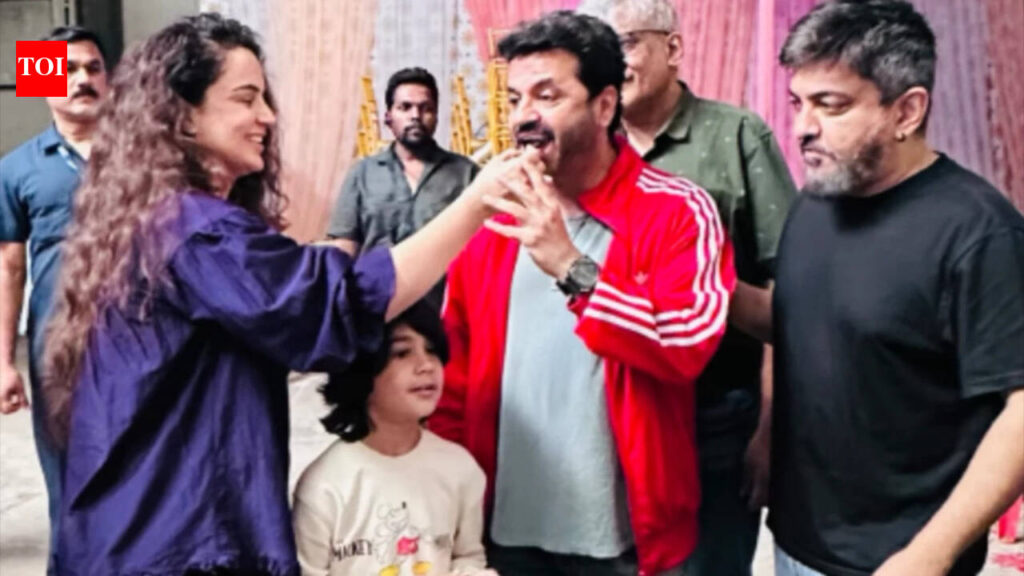 Queen 2 Movie: Kangana Ranaut wraps up shooting for ‘Queen 2’, shares joyful glimpse from wrap-up celebrations with cast and crew | Hindi Movie News Queen 2 Movie: Kangana Ranaut wraps up shooting for 'Queen 2', shares joyful glimpse from wrap-up celebrations with cast and crew | Hindi Movie News