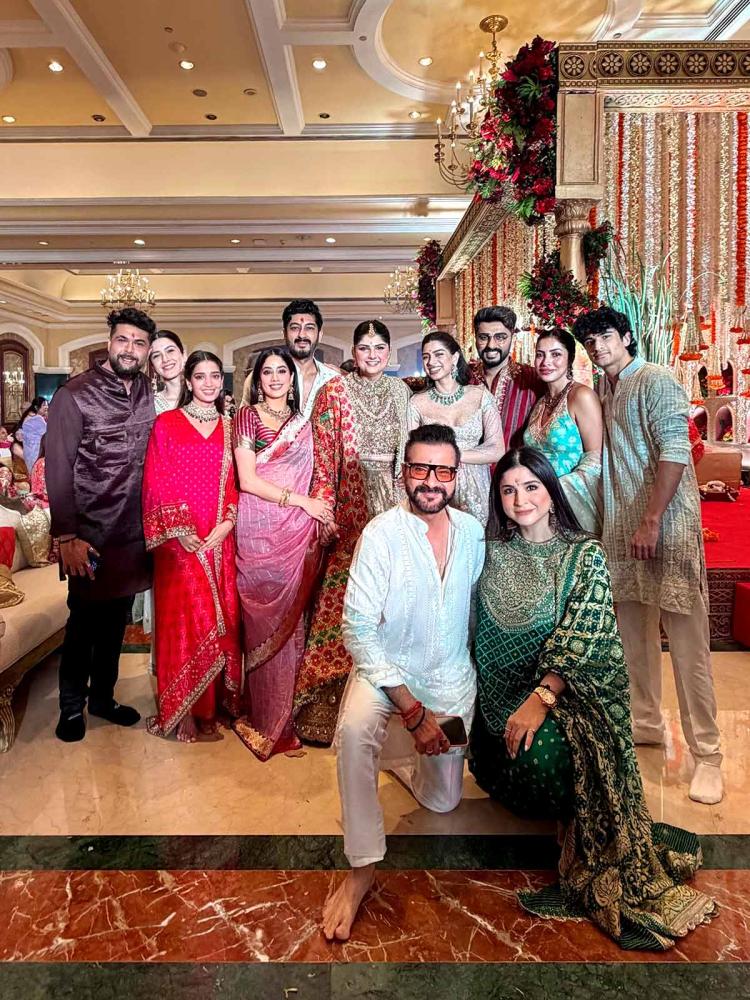 Kunal Rawal, his wife Arpita Mehta, Anshula Kapoor with brother Arjun Kapoor and sisters Janhvi and Khushi Kapoor and cousins Shanaya Kapoor, Mohit Marwah, Antara Motiwala Marwah, Jahan Kapoor, Sanjay Kapoor and Maheep Kapoor