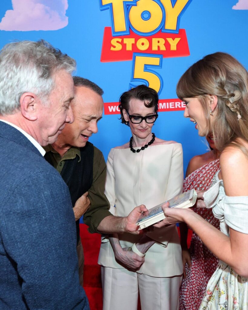 Taylor Swift gets her VHS tape of Toy Story signed by Tom Hanks at the premiere of ‘Toy Story 5’ in Los Angeles (June 9, 2026)