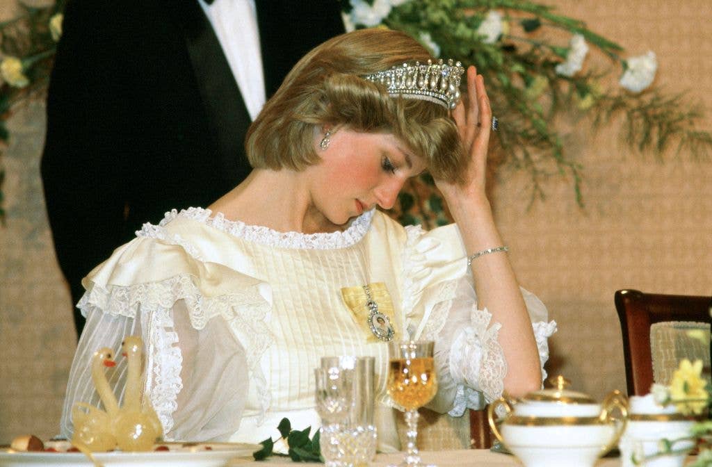 Princess Diana Adjusting Her Tiara During Banquet In New Zealand