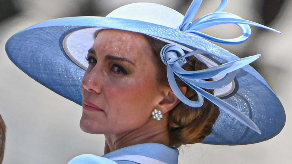 Kate Middleton’s ice-cold reaction to booing crowds during Trooping carriage procession with her 3 children Kate Middleton's ice-cold reaction to booing crowds during Trooping carriage procession with her 3 children