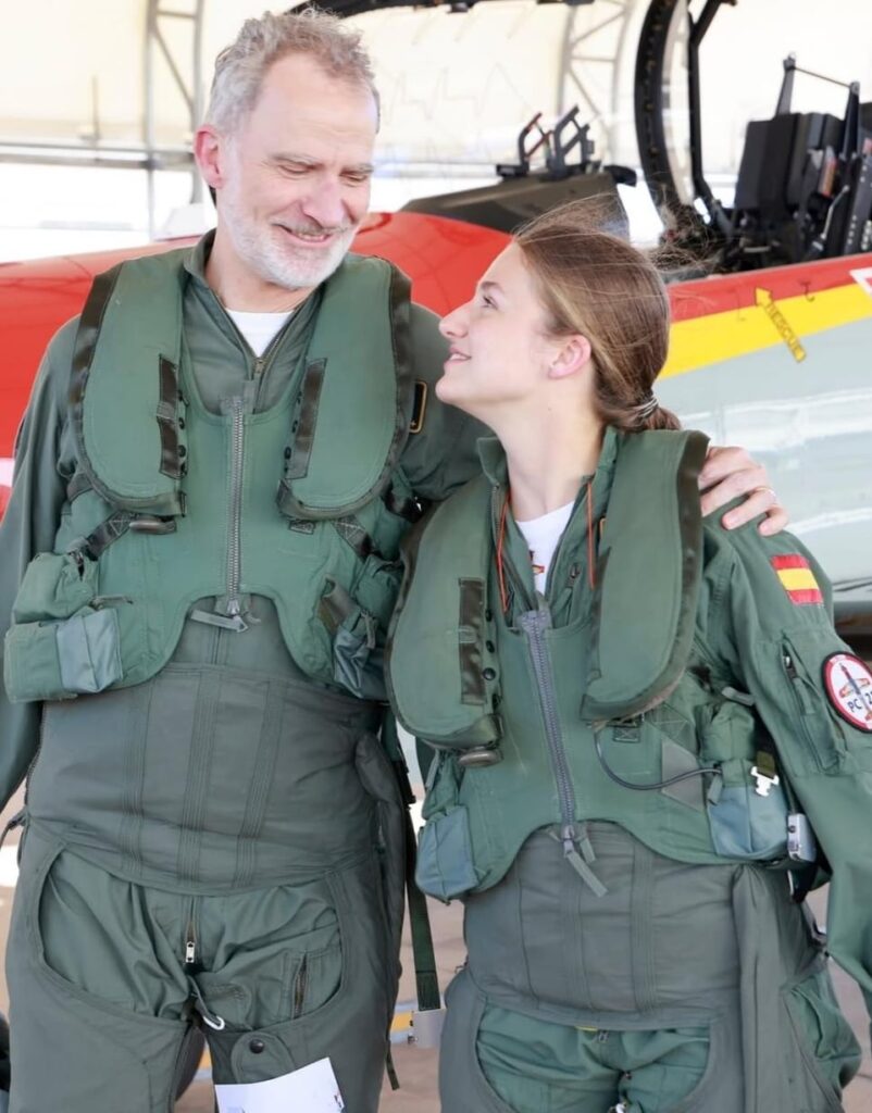 Today, King Felipe VI and Princess Leonor flew two Pilatus PC-21s together at the San Javier air base in Murcia, off the coast of the Mar Menor. Today, King Felipe VI and Princess Leonor flew two Pilatus PC-21s together at the San Javier air base in Murcia, off the coast of the Mar Menor.