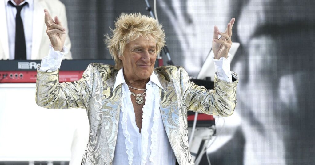 Rod Stewart suffers health scare live on stage as he uses oxygen tank | Celebrity News | Showbiz & TV Rod Stewart suffers health scare live on stage as he uses oxygen tank | Celebrity News | Showbiz & TV