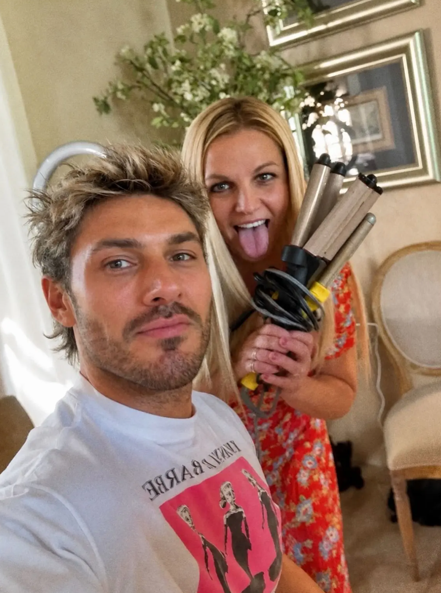 Britney Spears unveiled a sleek new hairstyle created by celebrity hairstylist Chris Appleton. The fresh look earned praise from Kim Kardashian and marks another headline-making moment for the pop icon.
