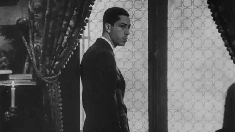 Allan Gray standing next to the window in Vampyr