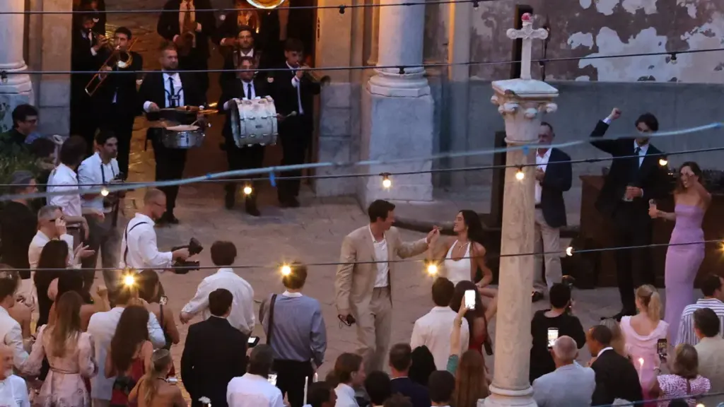 Dua Lipa shares new photos of wedding with husband Calum Turner Dua Lipa shares new photos of wedding with husband Calum Turner