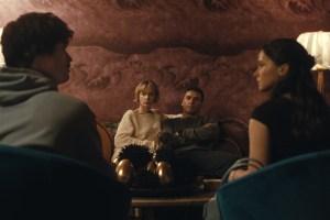 Beef. (L to R) Charles Melton as Austin Davis, Carey Mulligan as Lindsay Crane-Martin, Oscar Isaac as Josh Martin, Cailee Spaeny as Ashley Miller in episode 202 of Beef. Cr. Courtesy of Netflix © 2026