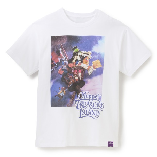 This white t-shirt features a large front graphic inspired by Muppet Treasure Island. The artwork includes Kermit, Fozzie, Gonzo, and Rizzo, along with the film’s logo.