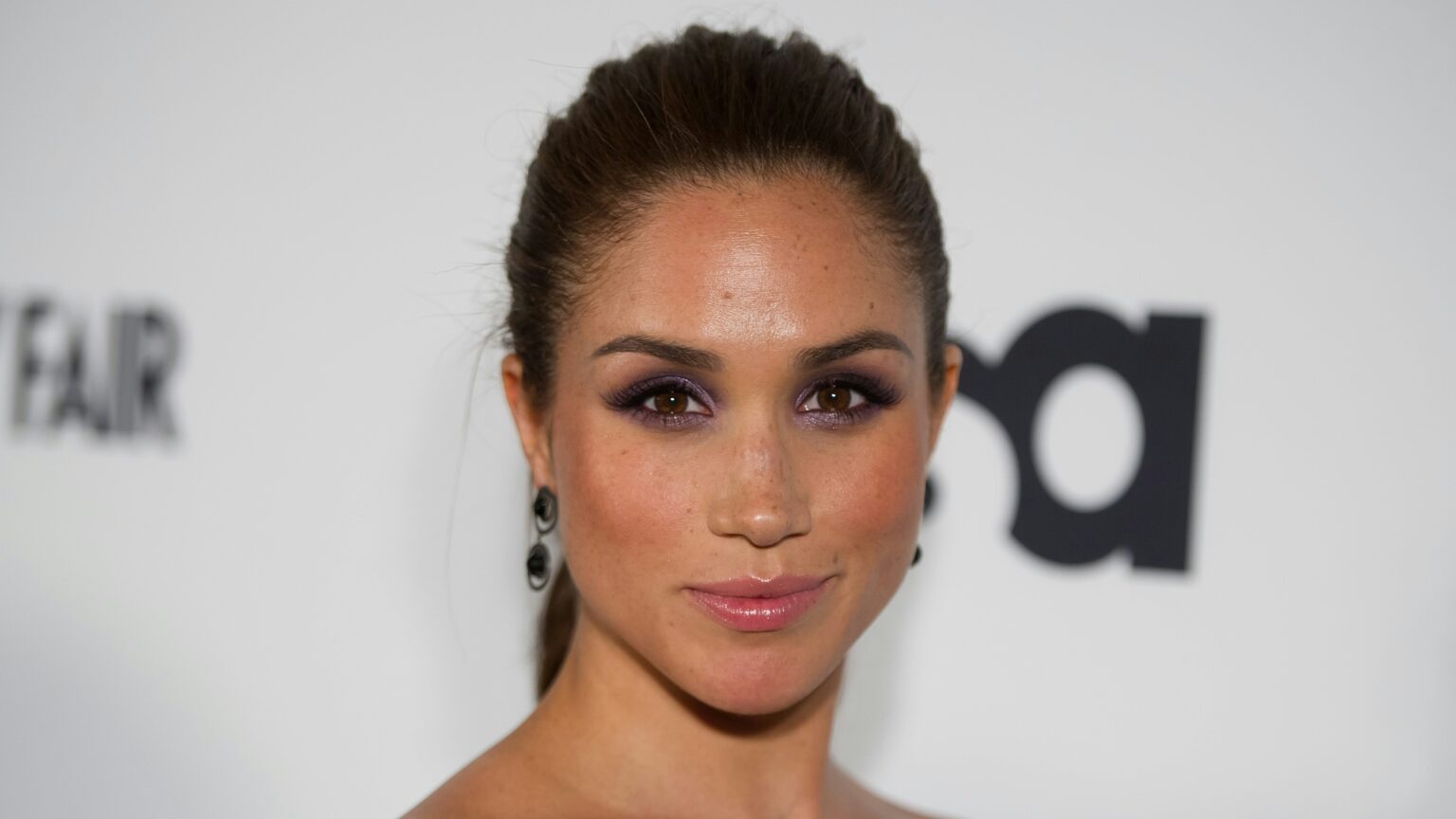 Meghan Markle's Guide To Hosting The Perfect Christmas With Friends