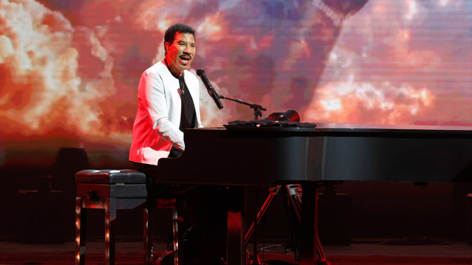Lionel Richie Cuts Minnesota Set Short After Falling Ill On Stage