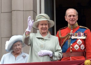 LONDON, UNITED KINGDOM - JUNE 13:  The Queen Waving To The Crowds From The Balcony Of Buckingham Palace, London.  The Queen Mother And Prince Philip [ Duke Of Edinburgh ] Accompany Her After Trooping The Colour - The Queen's Official Birthday Which Is Celebrated Each Year With A Military Parade And March-past.  (Photo by Tim Graham Picture Library/Getty Images)
